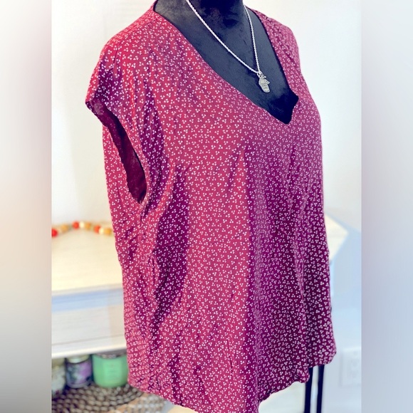 Maroon Polka Sleeveless Blouse ~Like NEW 🤍 - Picture 3 of 12